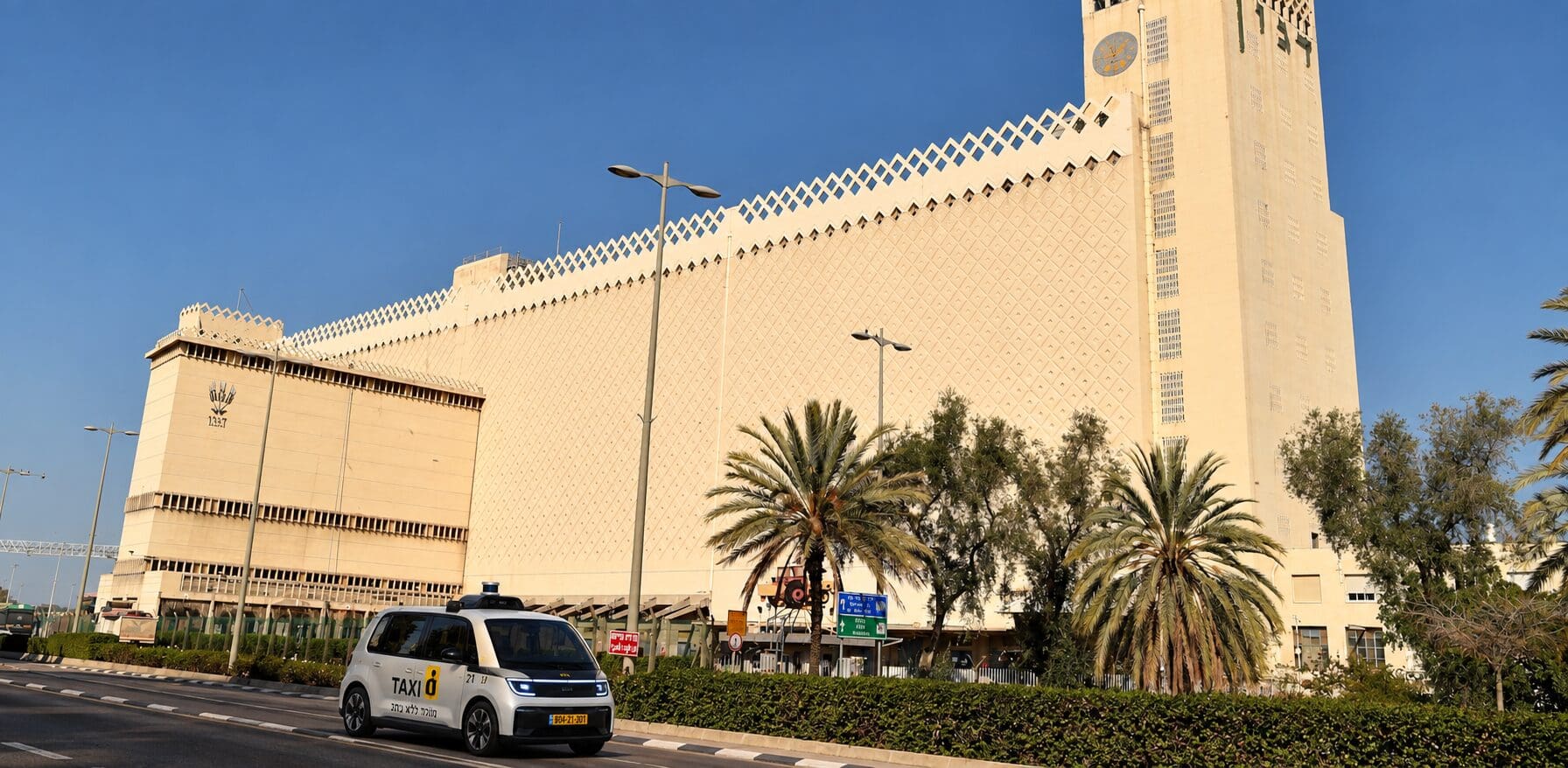 מונית אוטונומית בחיפה, תמונת AI (יוצר: אבי אלבאום)