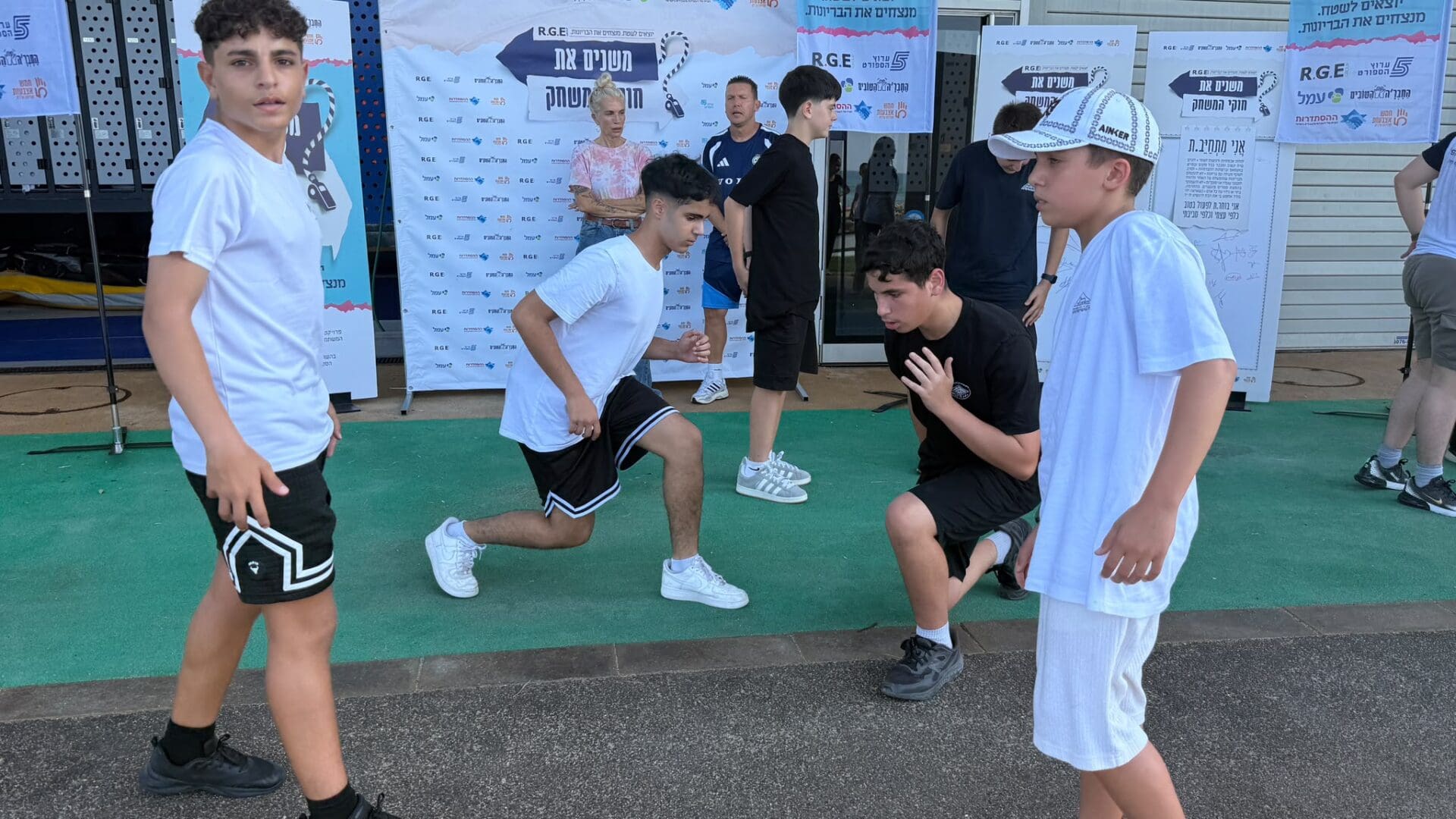 בני נוער מחיפה במפגש מעצים למאבק בבריונות עם מאמן מכבי חיפה ומגישת ערוץ הספורט 10/9/26 (צילום: ענת סלומון, דוברות עיריית חיפה)