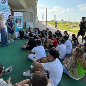 בני נוער מחיפה במפגש מעצים למאבק בבריונות עם מאמן מכבי חיפה ומגישת ערוץ הספורט 10/9/26 (צילום: ענת סלומון, דוברות עיריית חיפה)
