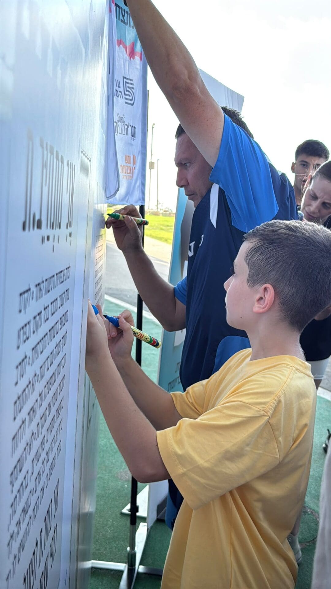 בני נוער מחיפה במפגש מעצים למאבק בבריונות עם מאמן מכבי חיפה ומגישת ערוץ הספורט 10/9/26 (צילום: ענת סלומון, דוברות עיריית חיפה)