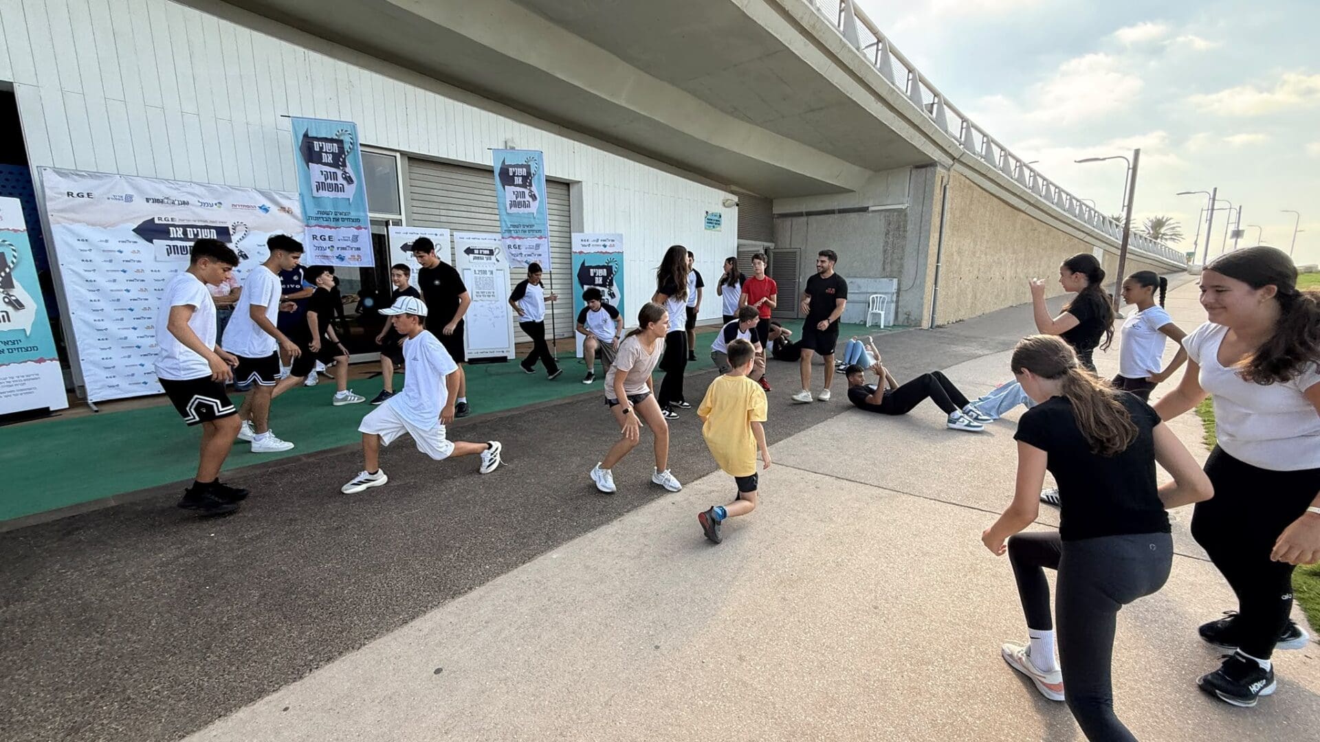 בני נוער מחיפה במפגש מעצים למאבק בבריונות עם מאמן מכבי חיפה ומגישת ערוץ הספורט 10/9/26 (צילום: ענת סלומון, דוברות עיריית חיפה)