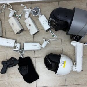 אקדח דמה, מסכת סקי ומצלמות נתפסו בפעילות משטרתית בקריית חיים 10/9/26 (צילום: דוברות המשטרה)