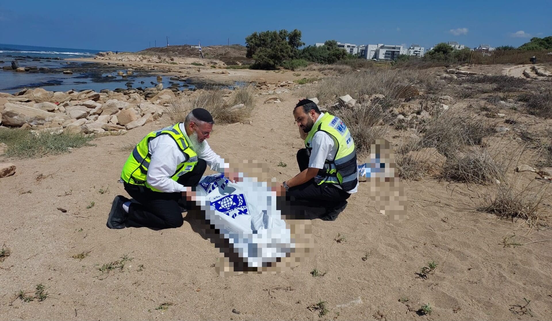 גופת גבר צעיר אותרה בחוף שבי ציון - מתנדבי זק״א מחוז צפון, מטפלים בכבוד המת בזירה טראגית בה נמצא גבר בשנות ה20 לחייו ללא רוח חיים בחוף שבי ציון. 10/9/26 (צילום: דוברות זק״א)