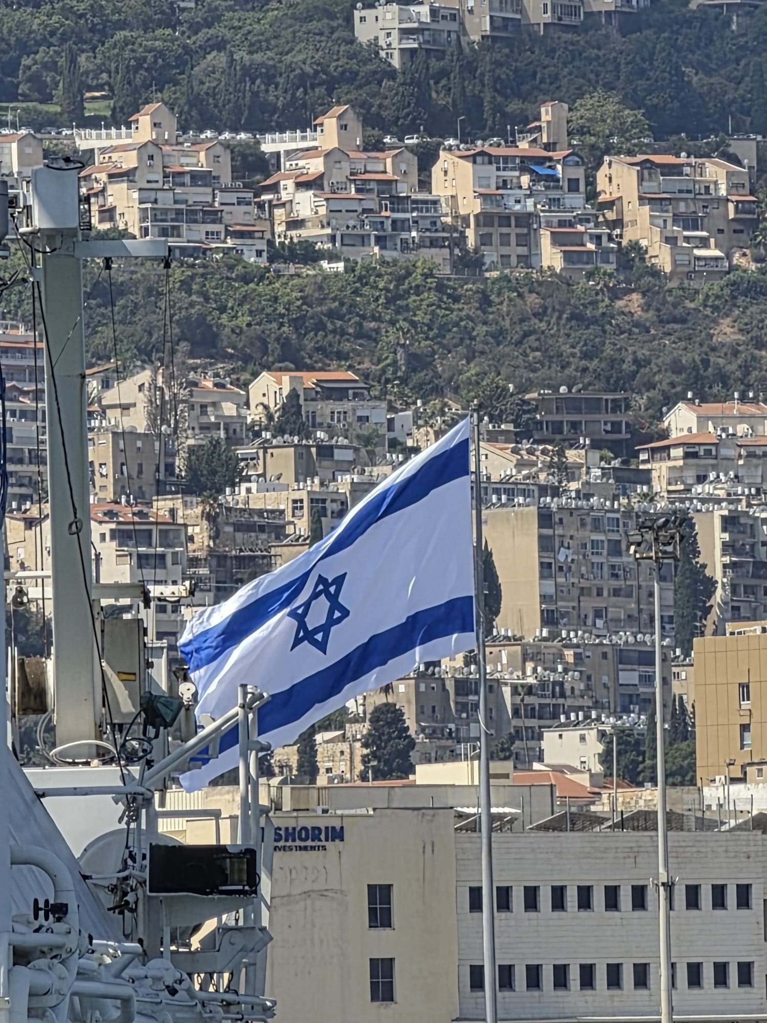 הדגל הענק כפי שנצפה מנמל חיפה (צילום: מחלקת ים - נמל חיפה)
