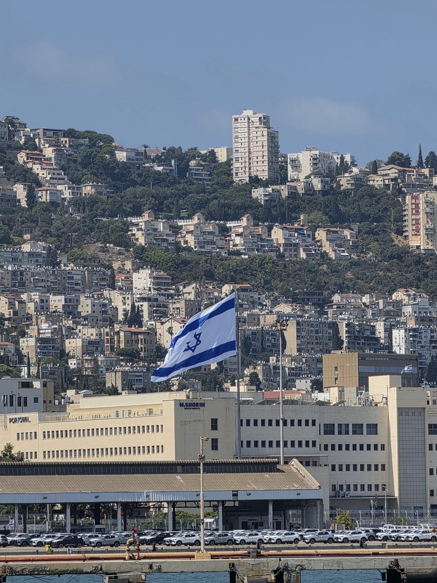 הדגל הענק כפי שנצפה מנמל חיפה (צילום: מחלקת ים - נמל חיפה)