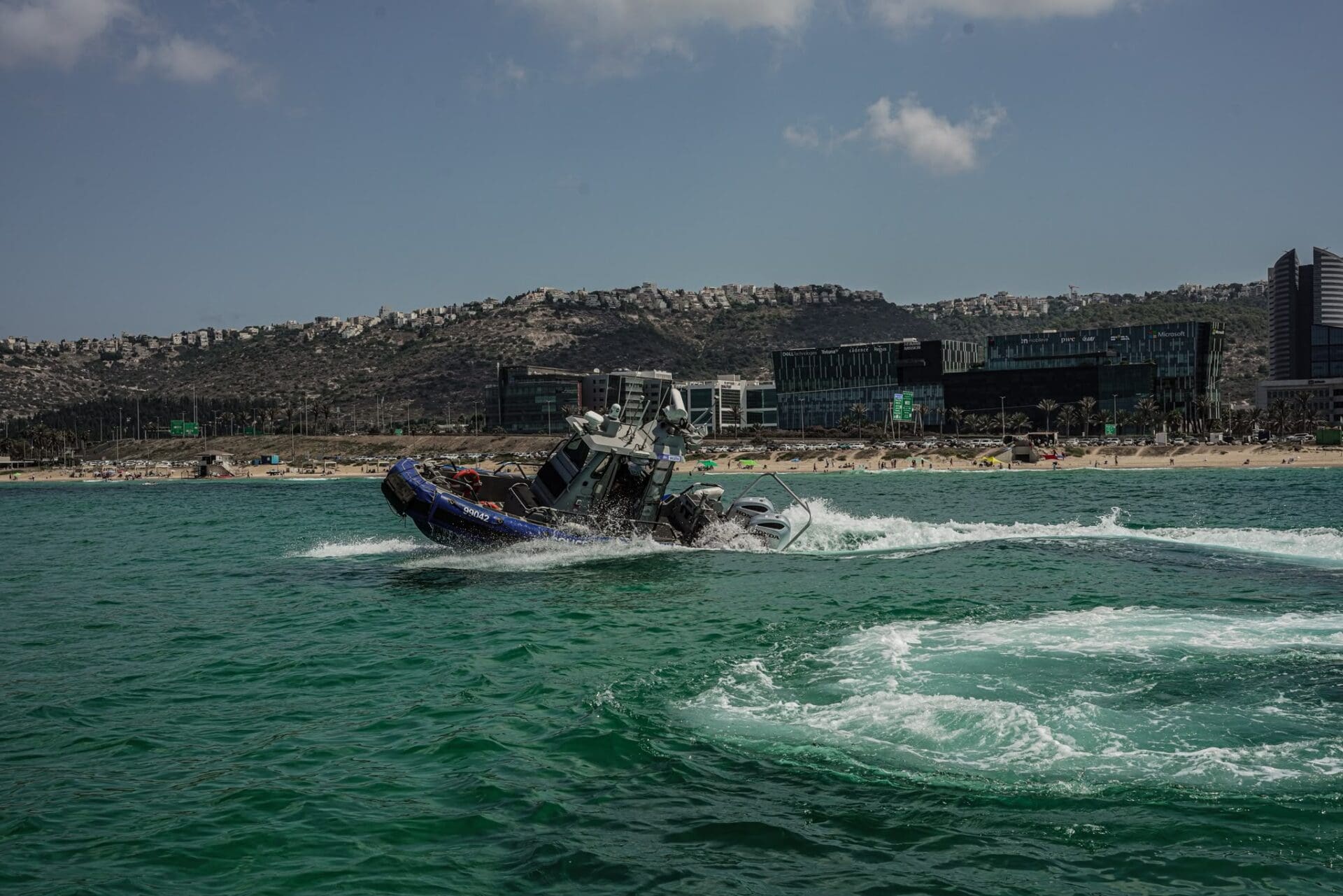 אותרה גופתו של הצעיר שנעדר בחוף הסטודנטים בחיפה - מצ״ב תיעוד 12/9/26 (צילום: דוברות המשטרה)