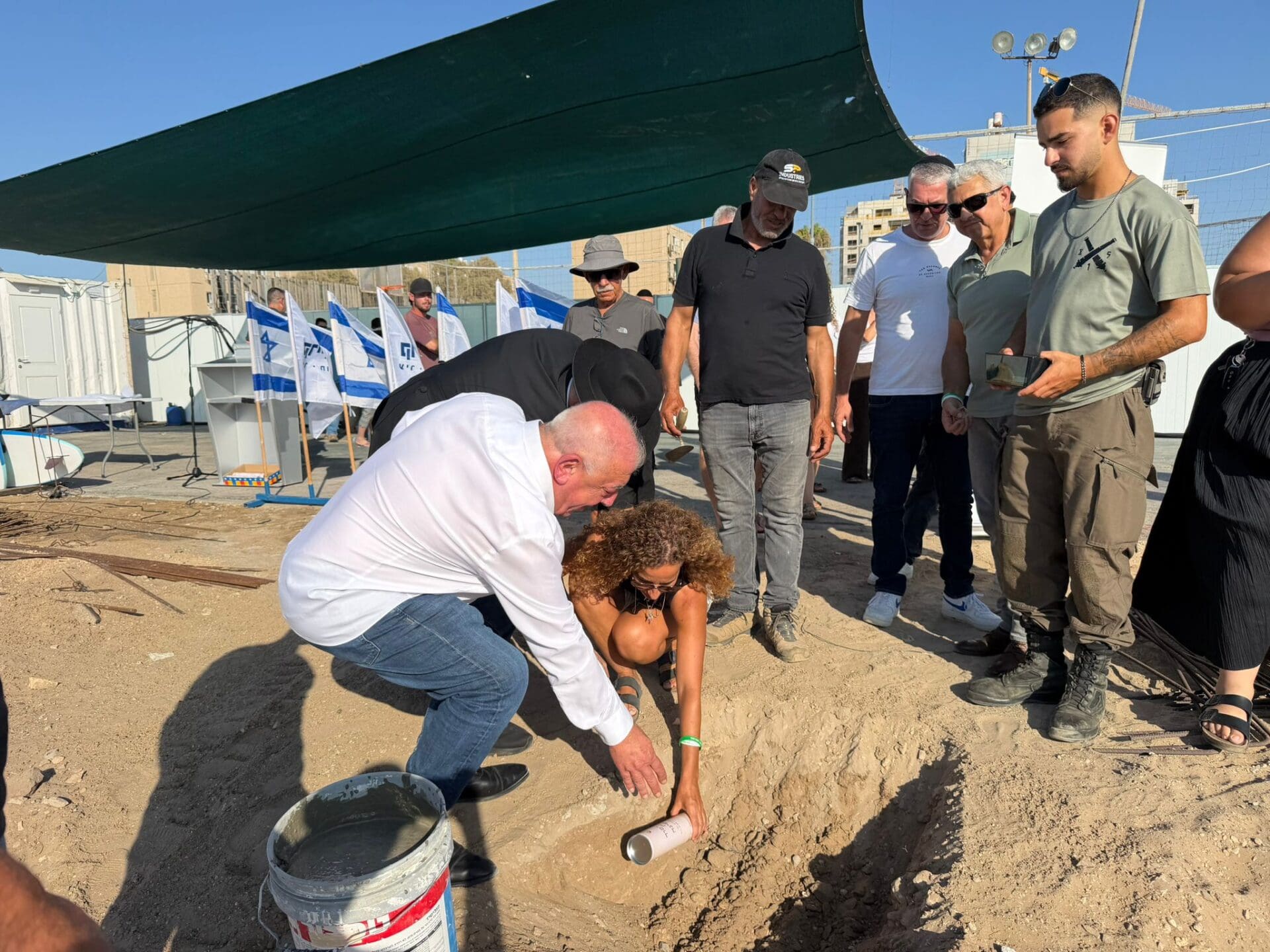 דוד אבן-צור מניח את אבן הפינה למרכז הימי על שם עידו אביב ז״ל יחד עם בני משפחתו על עידו (צילום: גיל הורביץ)