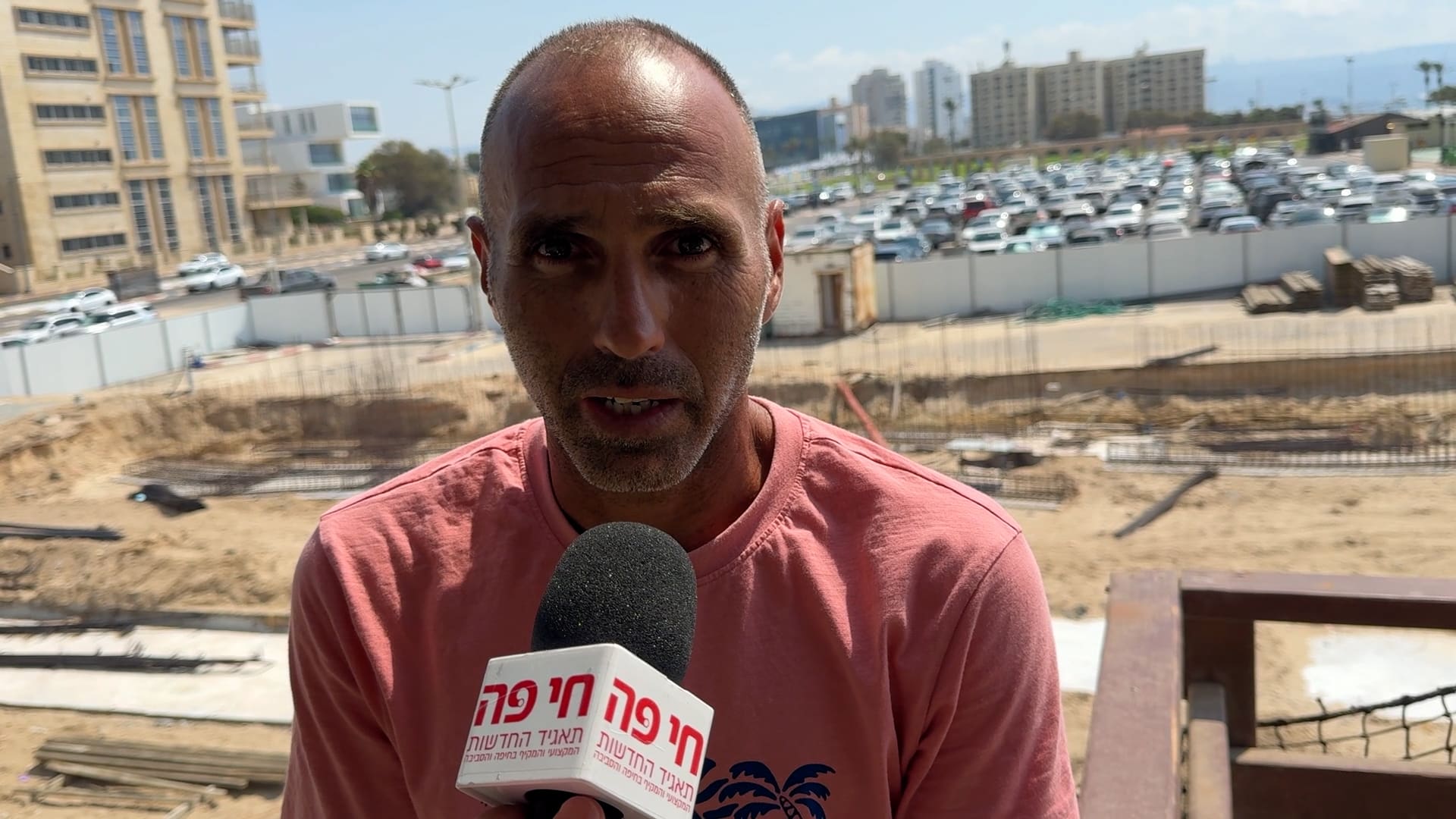גיל הורביץ על רקע אתר הבנייה של המועדון החדיש בקריית ים (צילום: ירון כרמי)