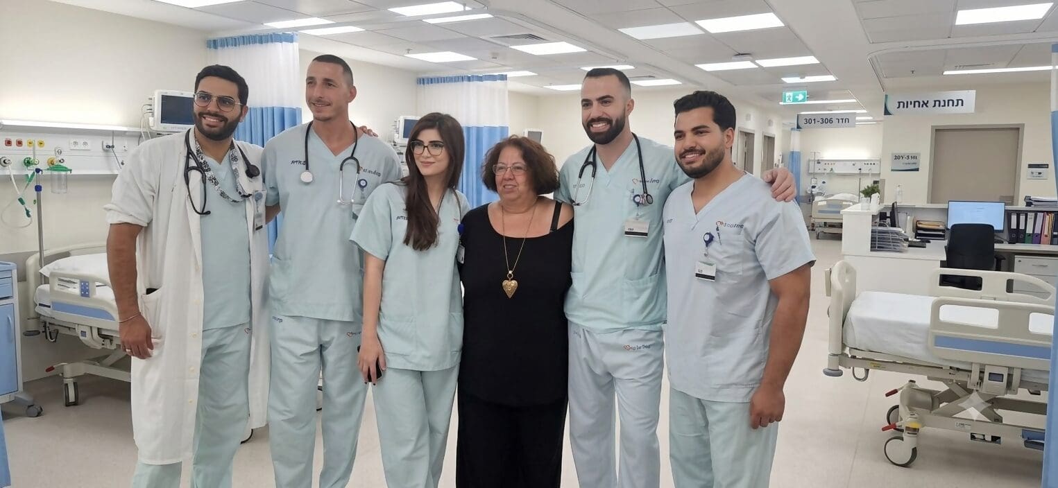 סטז'רים בכרמל עם חגית קרסו ( במרכז ) רכזת יחידת ההוראה בכרמל באחת ממחלקות ביה"ח (צילום: אלי דדון)