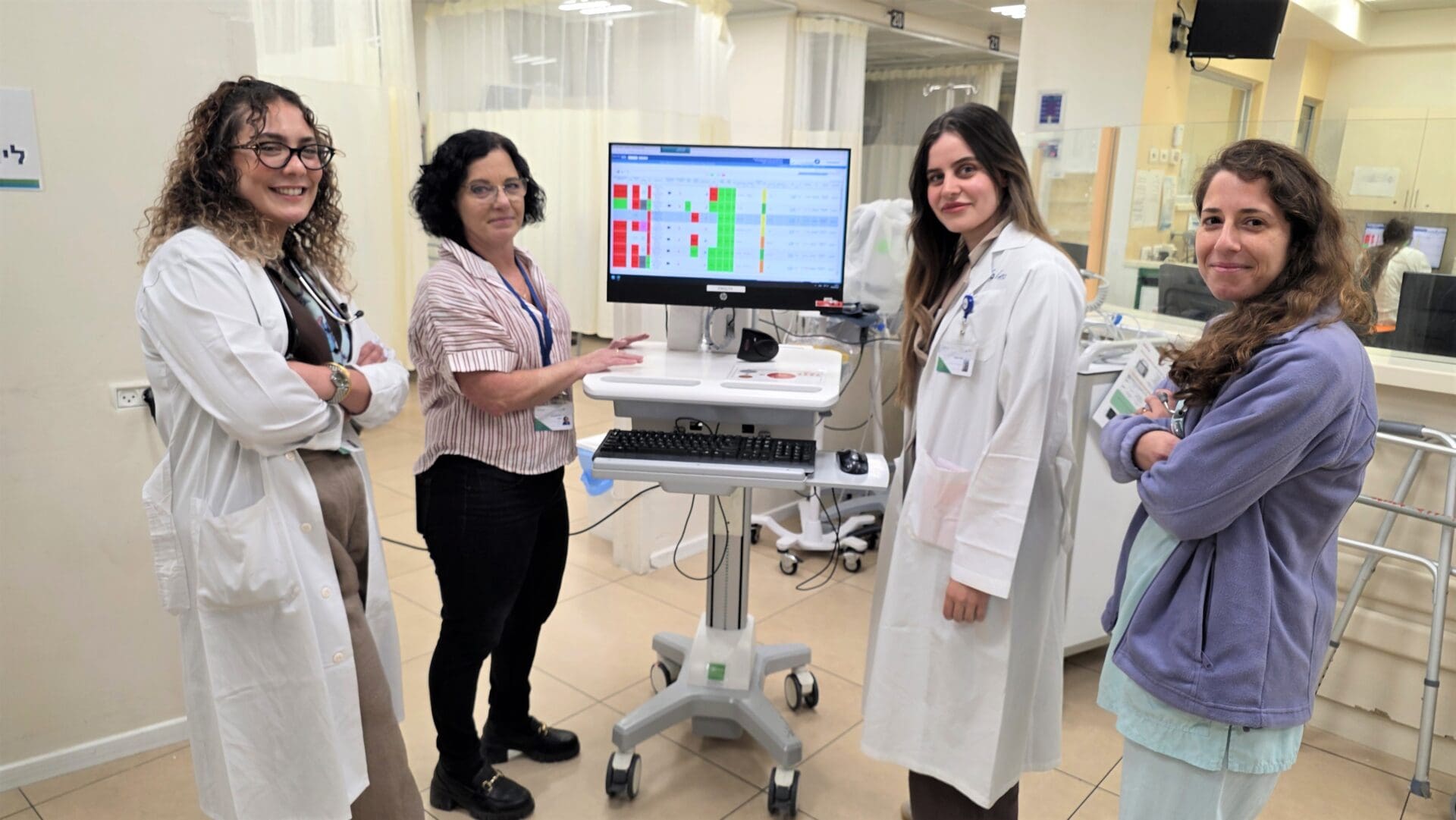 ד"ר שרון קמה עם סטזרים במיון כרמל (צילום: אלי דדון)