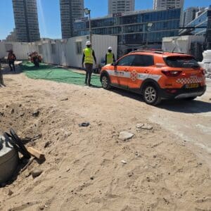 פועל נפל מגובה באתר בנייה בקרית מוצקין ופונה לבית חולים 14/9/26 (צילום: דוברות איחוד הצלה - מחוז צפון)