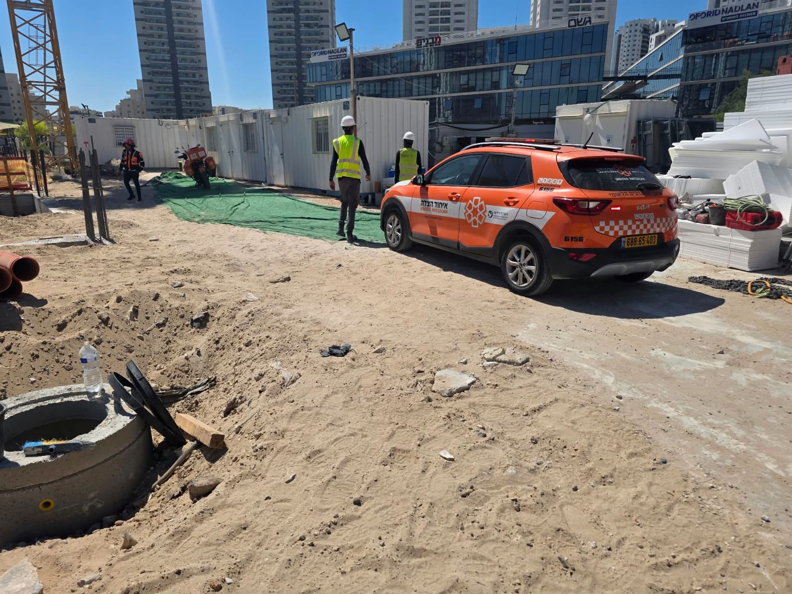 פועל נפל מגובה באתר בנייה בקרית מוצקין ופונה לבית חולים 14/9/26 (צילום: דוברות איחוד הצלה - מחוז צפון)