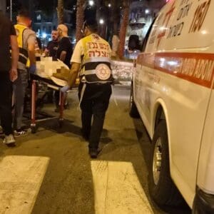רוכב קורקינט חשמלי נפצע בתאונה בדרך אלנבי בחיפה 14/9/26 (צילום: דוברות הצלה)