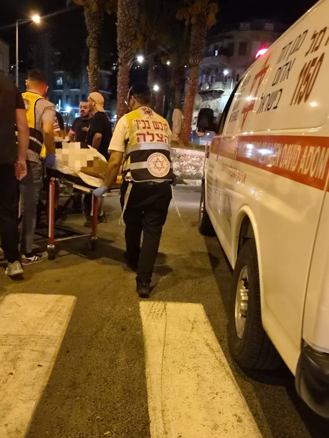 רוכב קורקינט חשמלי נפצע בתאונה בדרך אלנבי בחיפה 14/9/26 (צילום: דוברות הצלה)