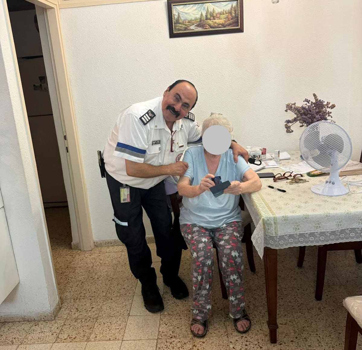 מד"א אצל הקשישה שהיה חשש לשלומה בחיפה (צילום: שדולת הגמלאים)