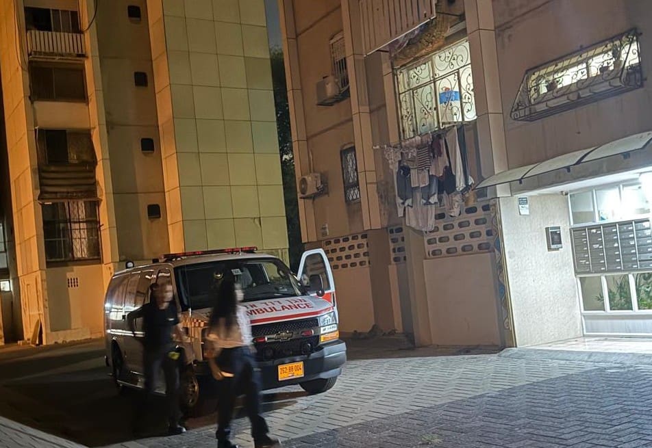 מד"א אצל הקשישה שהיה חשש לשלומה בחיפה (צילום: שדולת הגמלאים)
