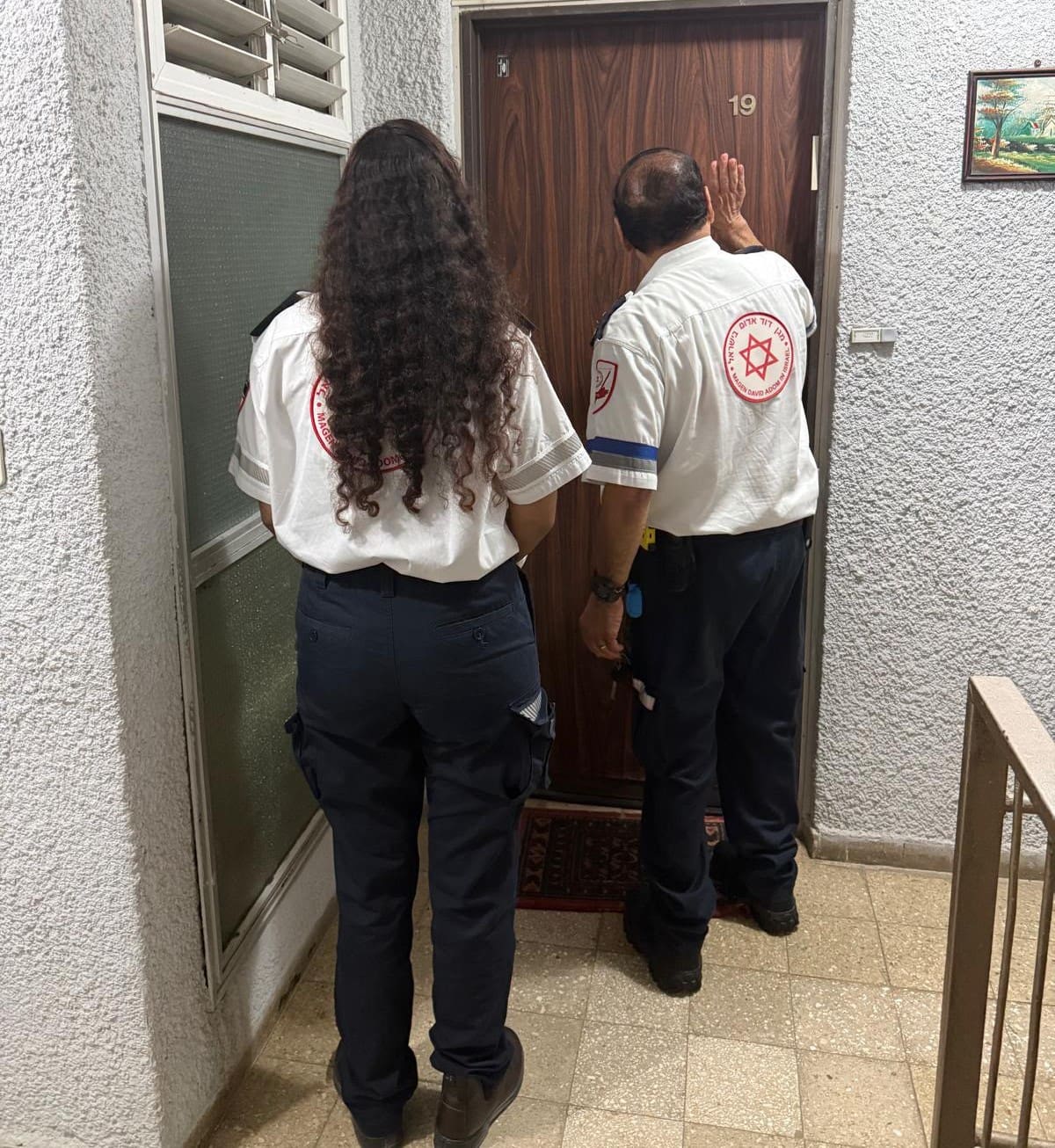 קשישה שהיה חשש לשלומה בחיפה - מד"א מגיעים לבדוק לשלומה (צילום: שדולת הגמלאים)