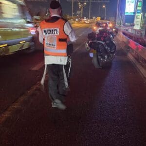 שני רוכבי אופנוע נפצעו בינוני בתאונה בכביש 22 שני רוכבי אופנוע נפצעו בינוני בתאונה בכביש 22 16/9/26 (צילום: דוברות איחוד הצלה - מחוז צפון)
