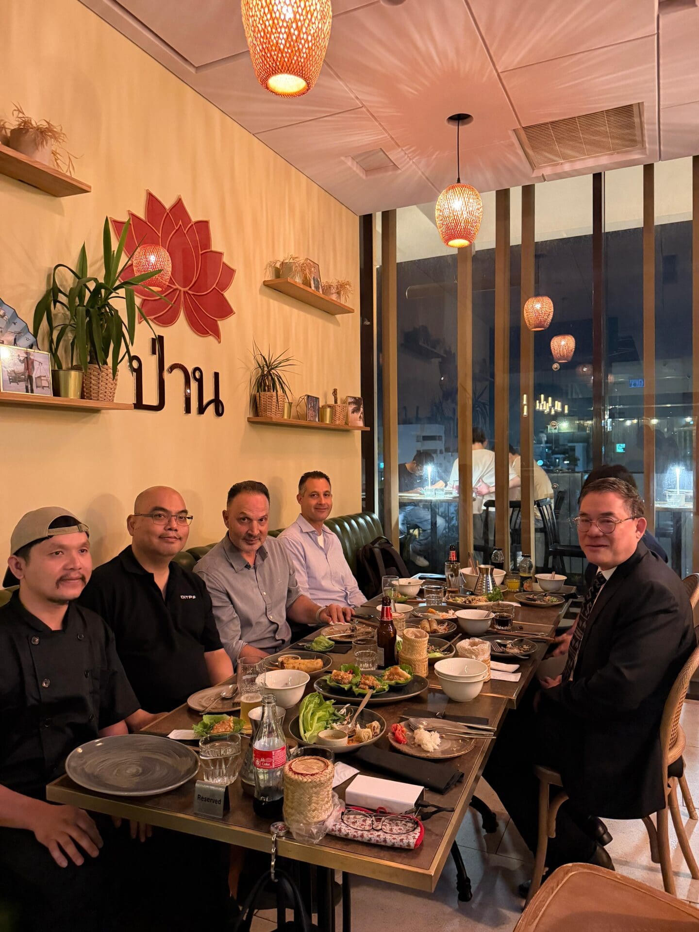 השגריר ופמלייתו נהנים מהארוחה (צילום: אלבום פרטי)