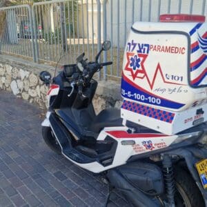 קריית מוצקין: פעוט בן שנתיים נכווה ממים רותחים ופונה לרמב"ם אופנוע של יחידת המתנדבים (צילום: ארגון הצלה)