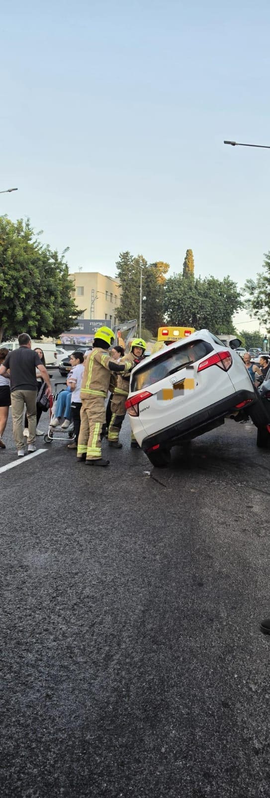 רכב התהפך במרכז חורב בחיפה – לכודה חולצה במצב קל - דוברות כבאות והצלה לישראל | מחוז חוף 17/9/26 (צילום: כבאות והצלה לישראל)