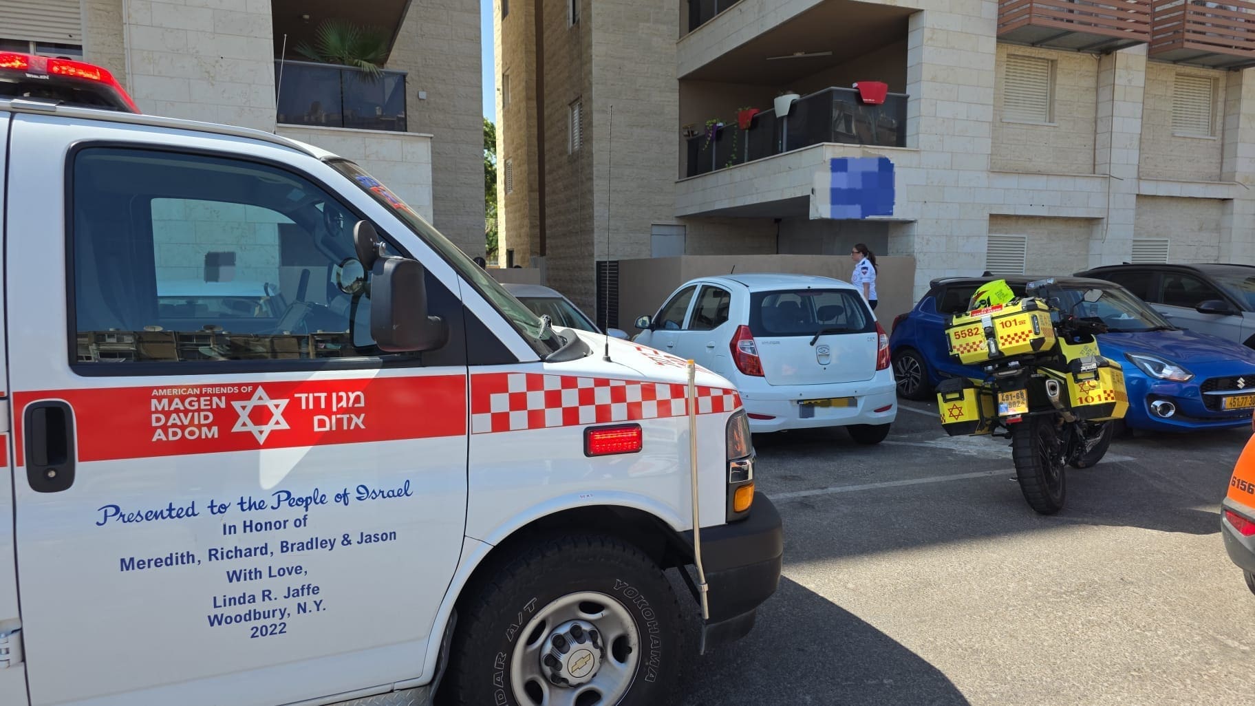 ילד כבן שנתיים נפל מגובה של כ-4 קומות בקרית ים 17/9/26 (צילום: מד״א)