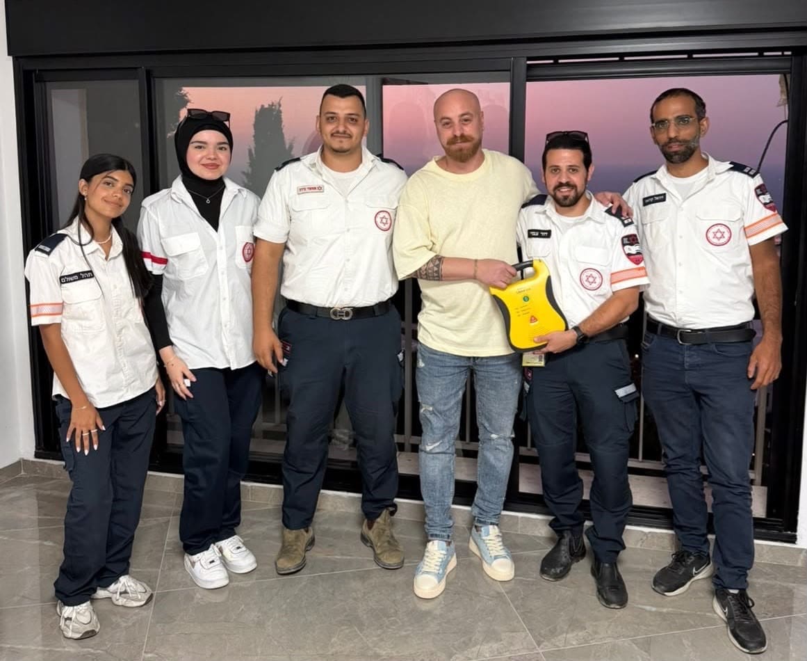 תושב חיפה לקה בדום לב בדרך לעבודה – וחייו ניצלו בזכות צוות מד״א 17/9/26 (צילום: דוברות מד״א)