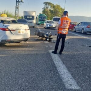 רוכב אופנוע נהרג בתאונה עם רכב בכביש 780 סמוך לקריית אתא רוכב אופנוע נהרג בתאונה עם רכב בכביש 780 סמוך לקריית אתא 17/9/26 (צילום: דוברות איחוד הצלה - מחוז צפון)