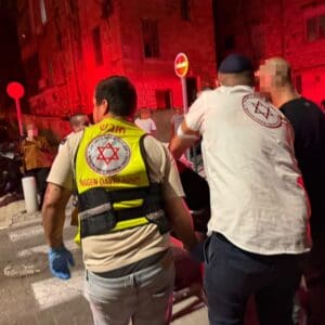 צעיר נדקר ברחוב השלום בשכונת הדר בחיפה צעיר נדקר במצב קשה ברחוב השלום בשכונת הדר בחיפה 18/9/26 (צילום: תיעוד מבצעי מד״א)