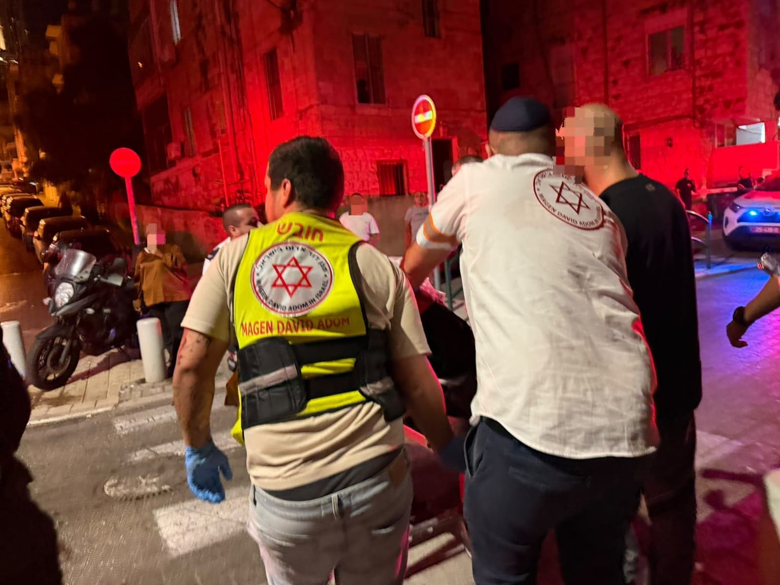 צעיר נדקר במצב קשה ברחוב השלום בשכונת הדר בחיפה 18/9/26 (צילום: תיעוד מבצעי מד״א)