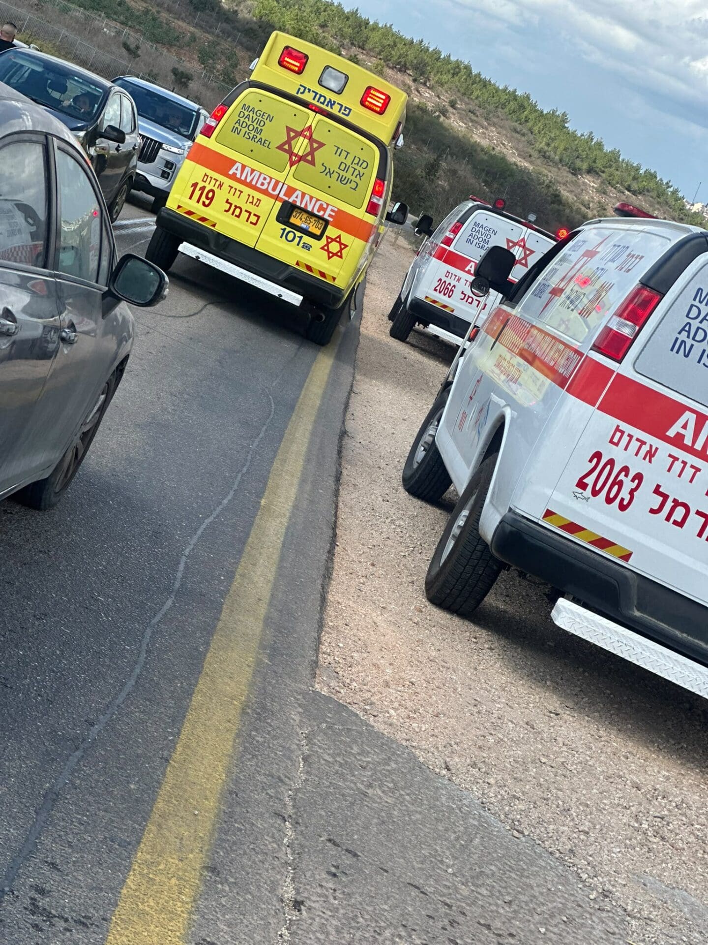 רכב התהפך בכביש 7912 סמוך לשפרעם; נפגע פונה לרמב״ם 18/9/26 (צילום: תיעוד מבצעי מד״א)