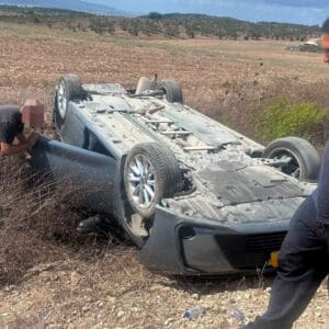 רכב התהפך בכביש 7912 סמוך לשפרעם; נפגע פונה לרמב״ם 18/9/26 (צילום: תיעוד מבצעי מד״א)
