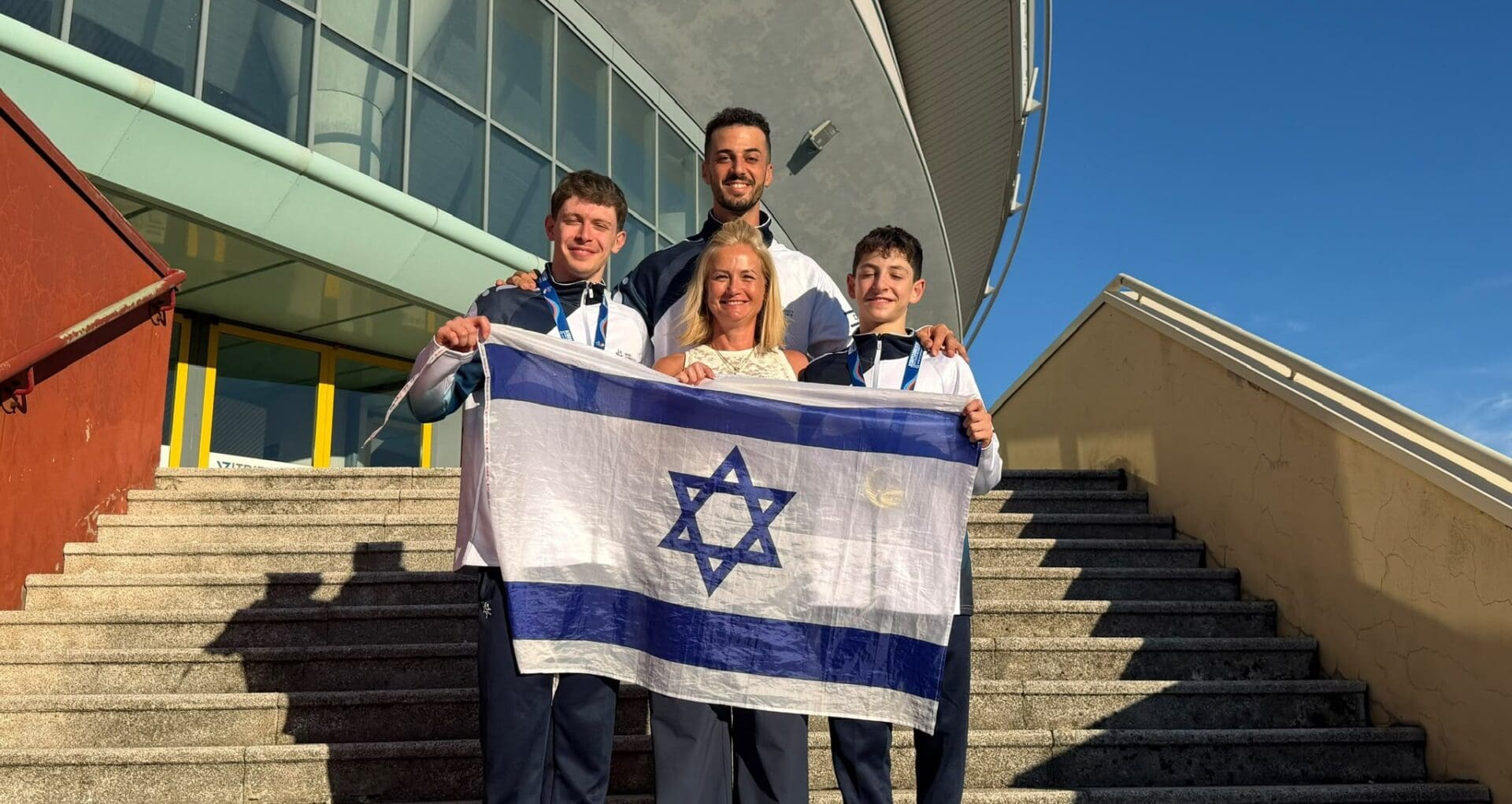 גל הראל וגילעד צבי שיינר – אלופי העולם לנוער בזוגות בנים יחד עם המאמנים ינאי כלפה וקרן גרשגורן (צילום: מעופפי חיפה)