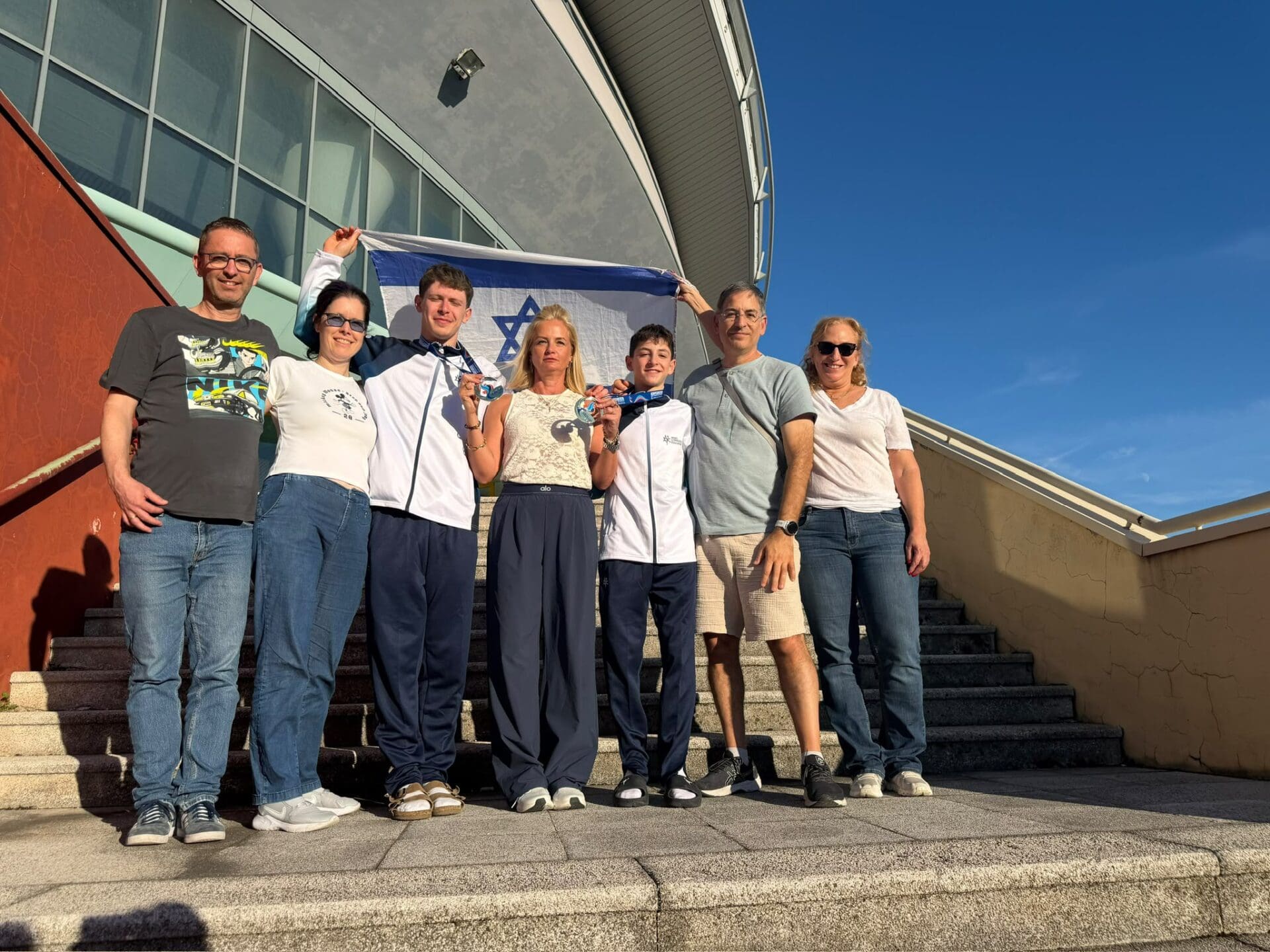 גל הראל וגילעד צבי שיינר – אלופי העולם לנוער בזוגות בנים עם בני המשפחה(צילום: מעופפי חיפה)