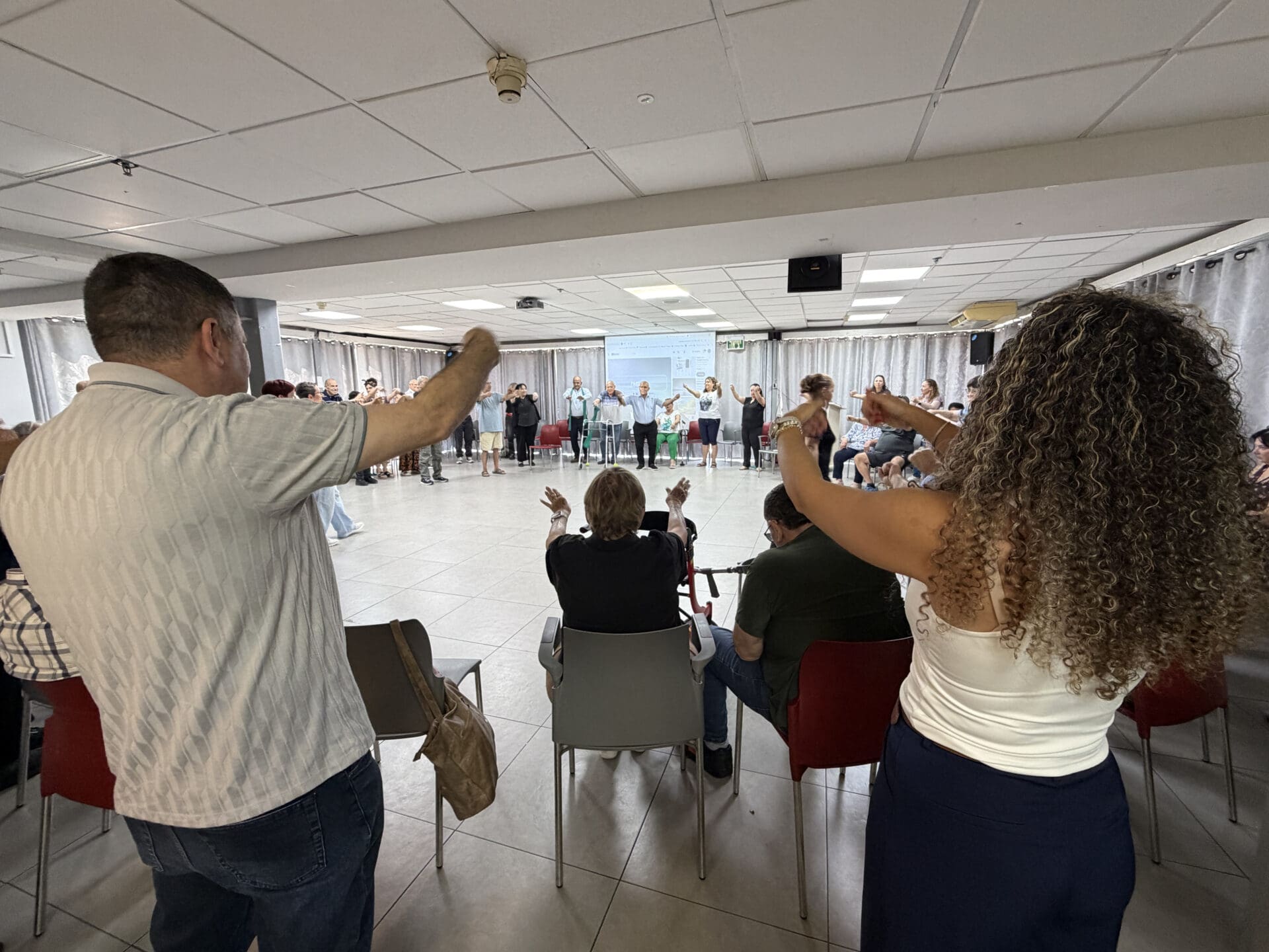 צוות מחלקת דיאליזה מתאמנים יחד עם המטופלים (צילום: מרכז רפואי כרמל)