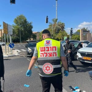 הולך רגל נפגע מרכב בקריית ביאליק ופונה במצב קשה הולך רגל נפגע מרכב בקריית ביאליק ופונה במצב קשה 22/9/26 (צילום: דוברות הצלה)
