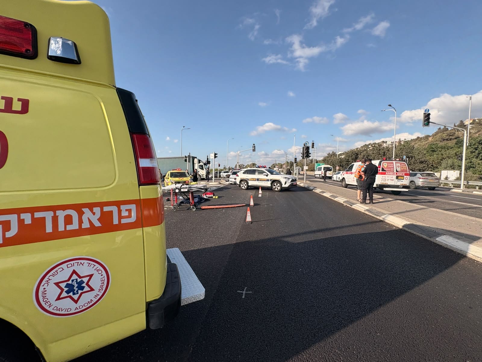 רוכב אופניים חשמליים נהרג בתאונה עם משאית בצומת זכרון יעקב 22/9/26 (צילום: תיעוד מבצעי מד״א)