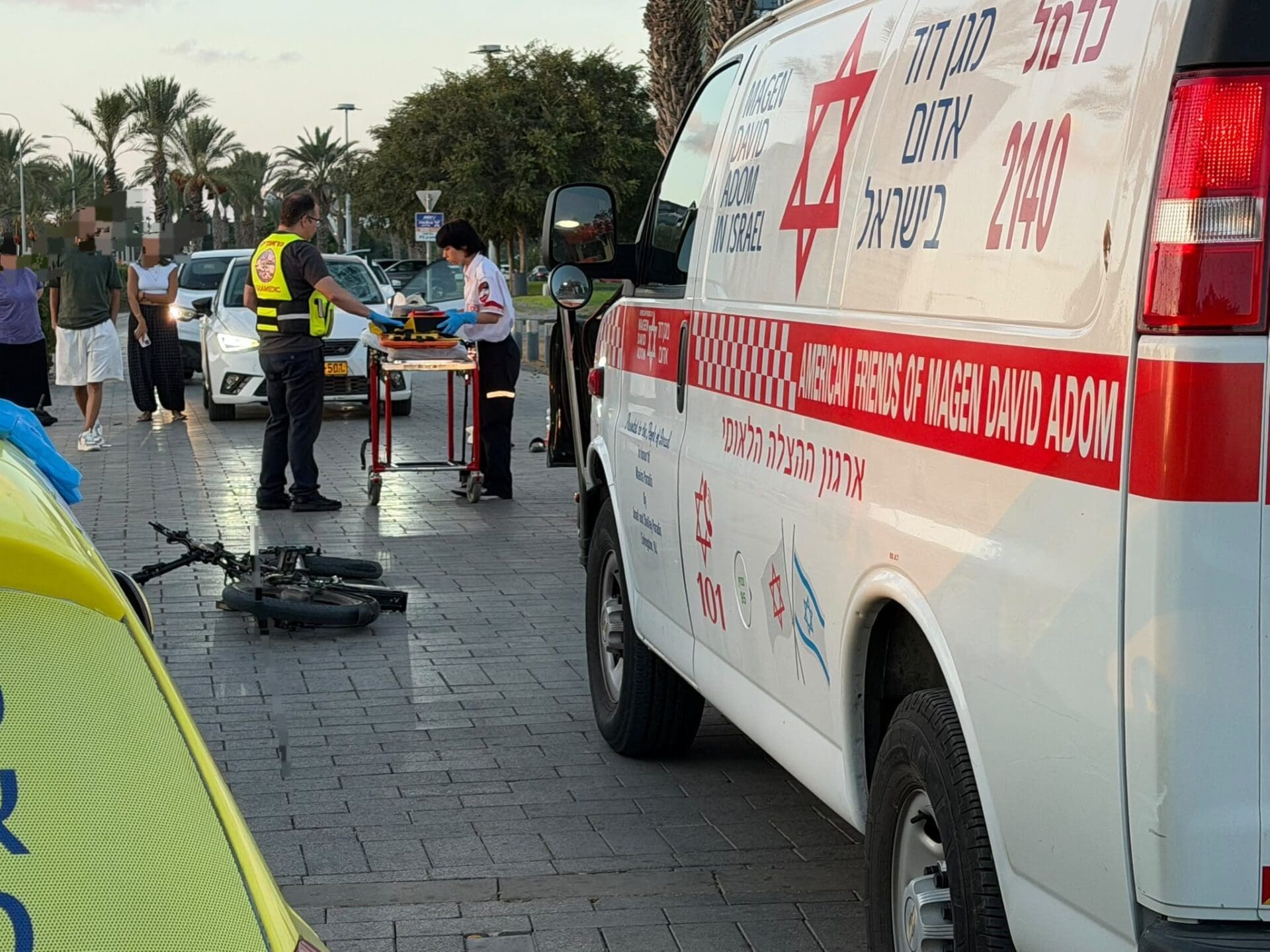 רוכב אופניים חשמליים נפצע קשה בתאונה סמוך לאצטדיון סמי עופר בחיפה 22/9/26 (צילום: מד״א)