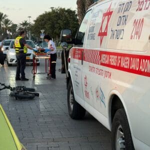 רוכב אופניים חשמליים נפצע קשה בתאונה סמוך לאצטדיון סמי עופר בחיפה רוכב אופניים חשמליים נפצע קשה בתאונה סמוך לאצטדיון סמי עופר בחיפה 22/9/26 (צילום: מד״א)