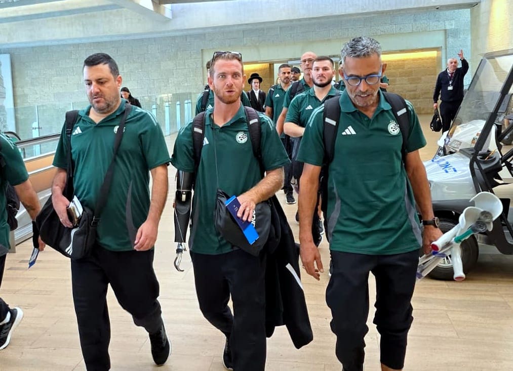 היסטוריה: קבוצת מכבי חיפה קטועי גפיים המריאה למשחקים ברומניה (צילום: מכבי חיפה, האתר הרשמי).