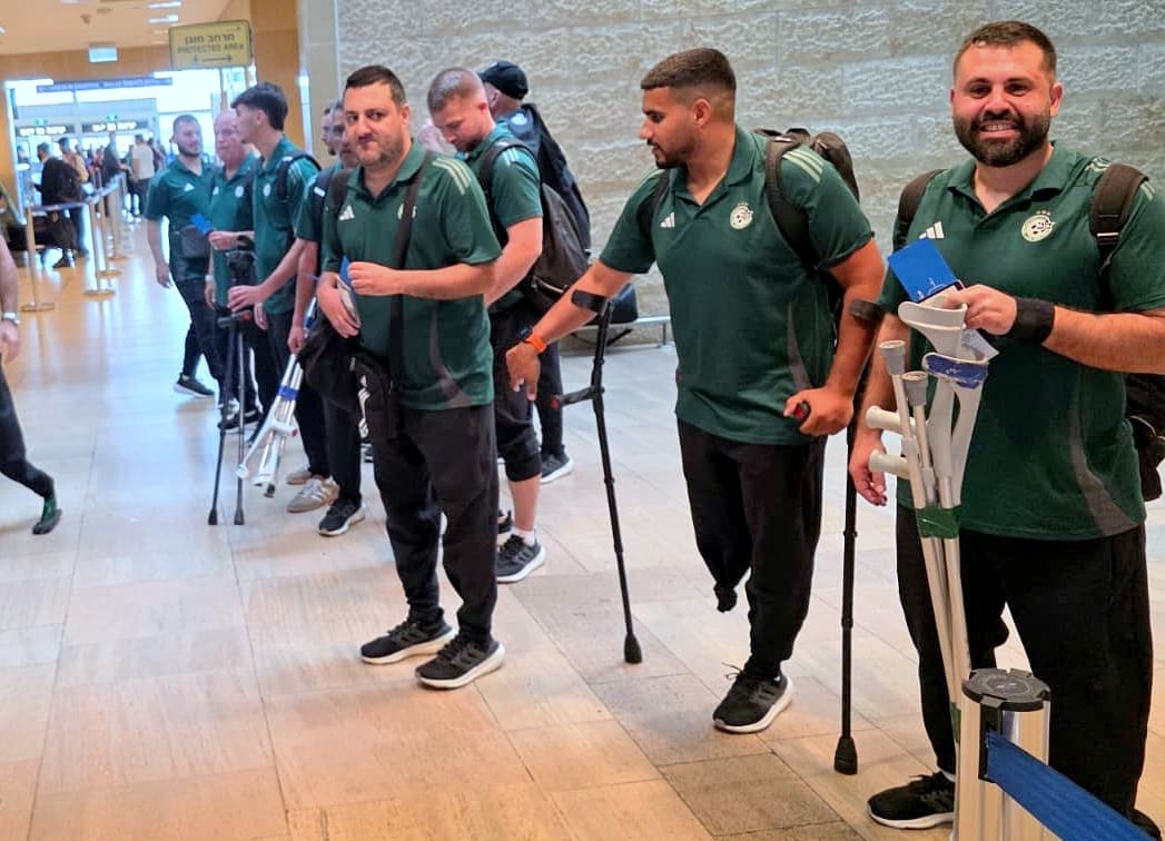 היסטוריה: קבוצת מכבי חיפה קטועי גפיים המריאה למשחקים ברומניה (צילום: מכבי חיפה, האתר הרשמי).