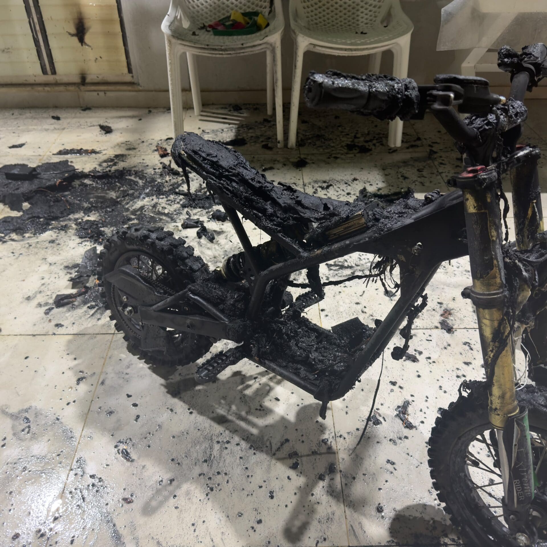 סוללת ליתיום של אופניים חשמליים עלתה באש בטירת כרמל - דוברות כבאות והצלה לישראל | מחוז חוף 23/9/26 (צילום: כבאות והצלה לישראל)