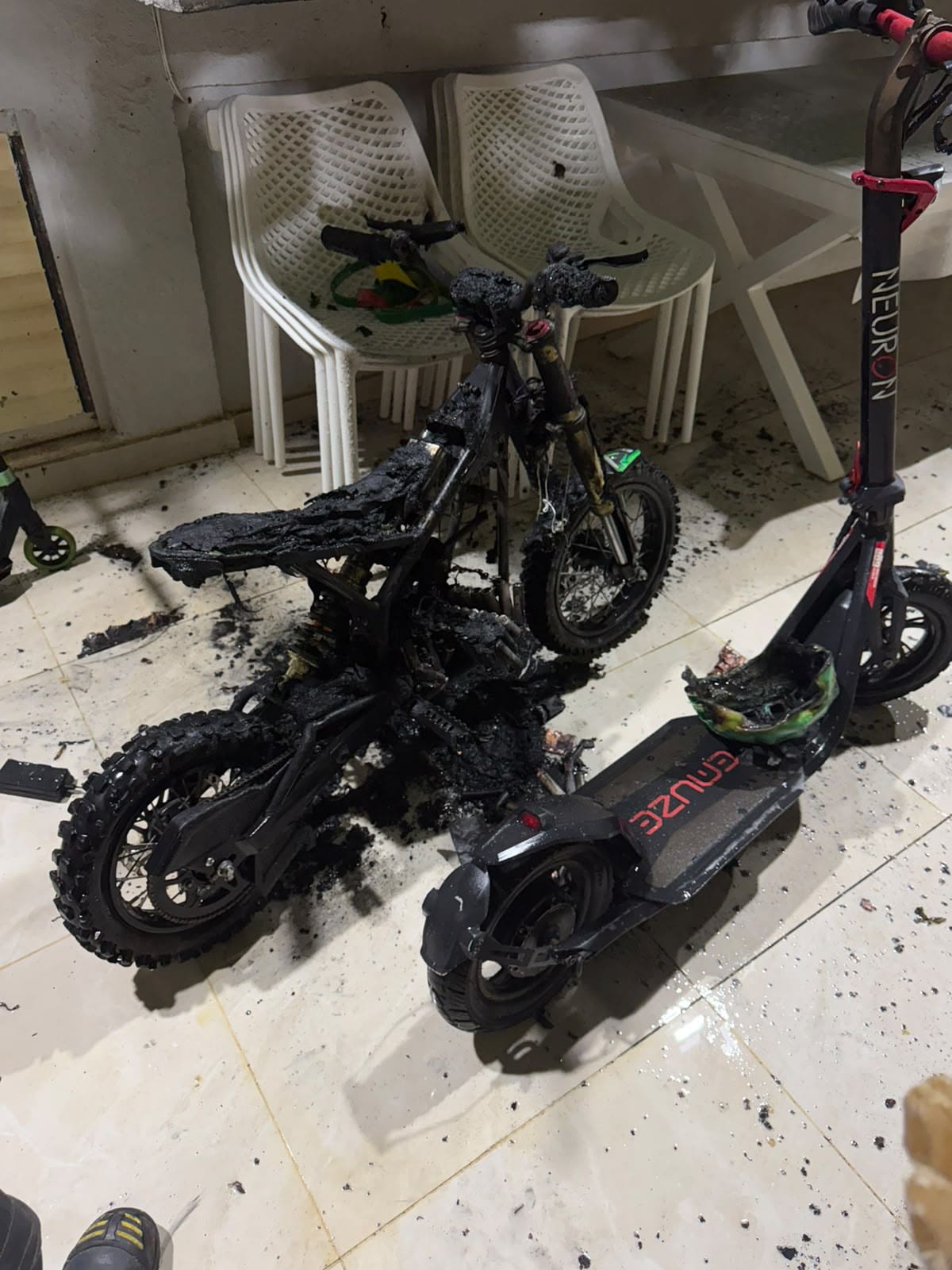 סוללת ליתיום של אופניים חשמליים עלתה באש בטירת כרמל - דוברות כבאות והצלה לישראל | מחוז חוף 23/9/26 (צילום: כבאות והצלה לישראל)