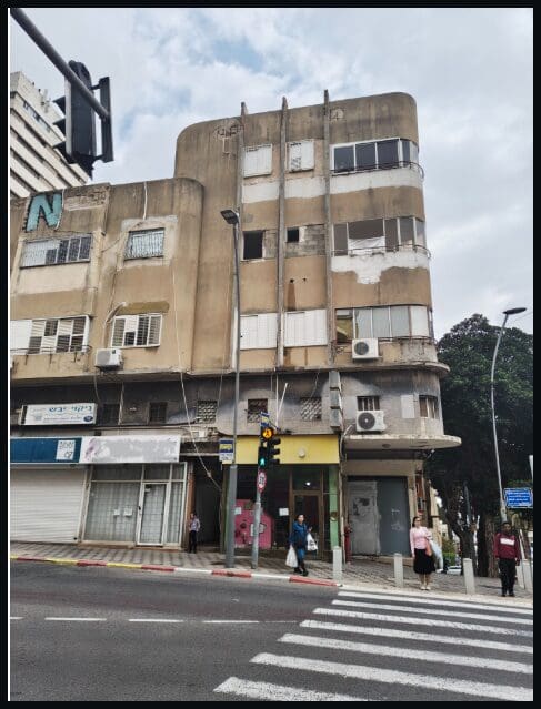 בניין מסוכן ברחוב הרצל 67 לפני השיפוץ (צילום: עדי פרזס)