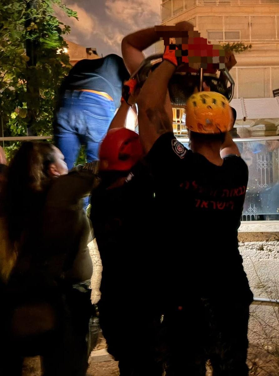 לילה סוער בחיפה: אדם חולץ מוואדי ומשאית ורכב עלו באש - דוברות כבאות והצלה לישראל | מחוז חוף 25/9/26 (צילום: כבאות והצלה לישראל)