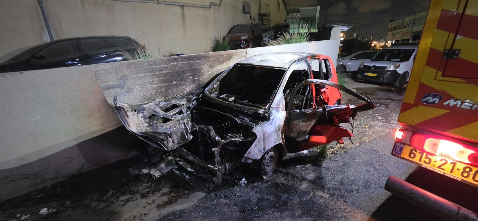 לילה סוער בחיפה: אדם חולץ מוואדי ומשאית ורכב עלו באש - דוברות כבאות והצלה לישראל | מחוז חוף 25/9/26 (צילום: כבאות והצלה לישראל)