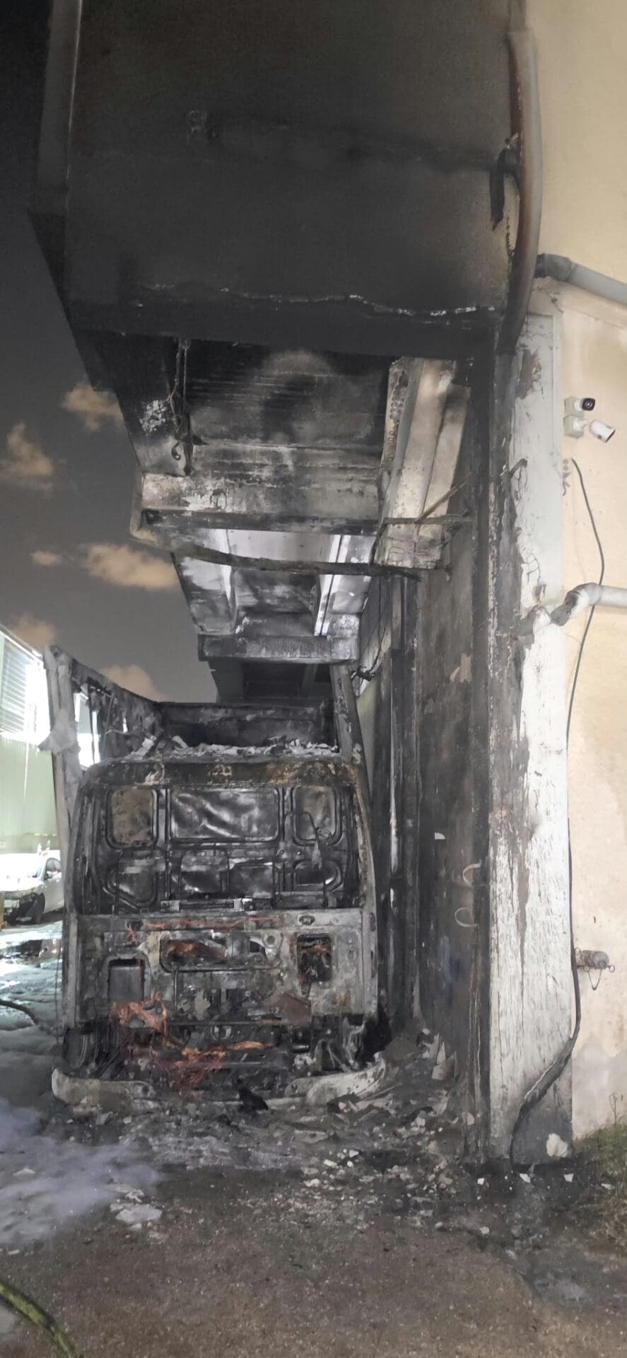 לילה סוער בחיפה: אדם חולץ מוואדי ומשאית ורכב עלו באש - דוברות כבאות והצלה לישראל | מחוז חוף 25/9/26 (צילום: כבאות והצלה לישראל)