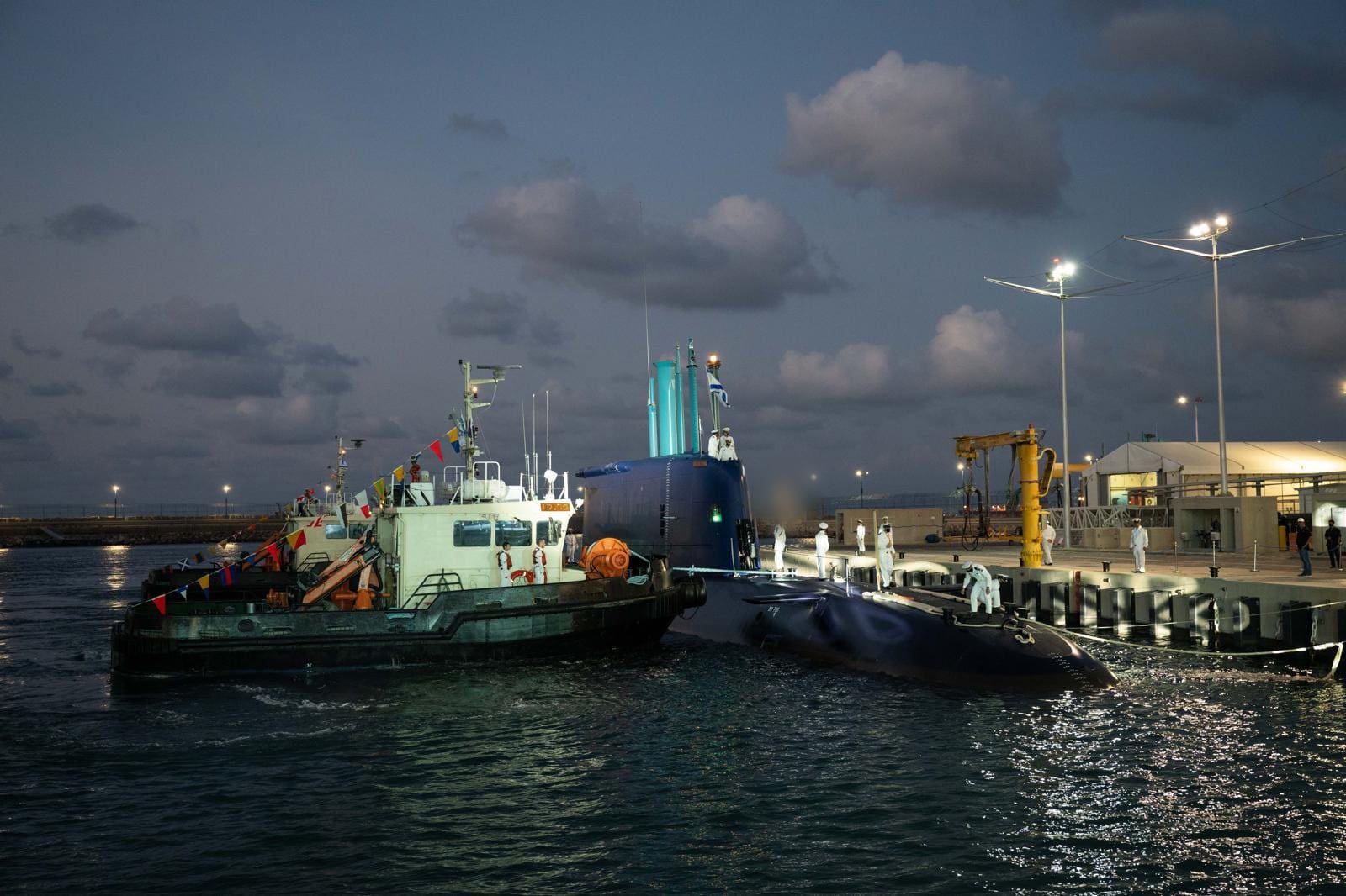 הצוללת אח״י דרקון נקשרת לראשונה לרציף בנמל הבית - חיפה - 24 בספטמבר 2026 (צילום: דובר צה״ל)