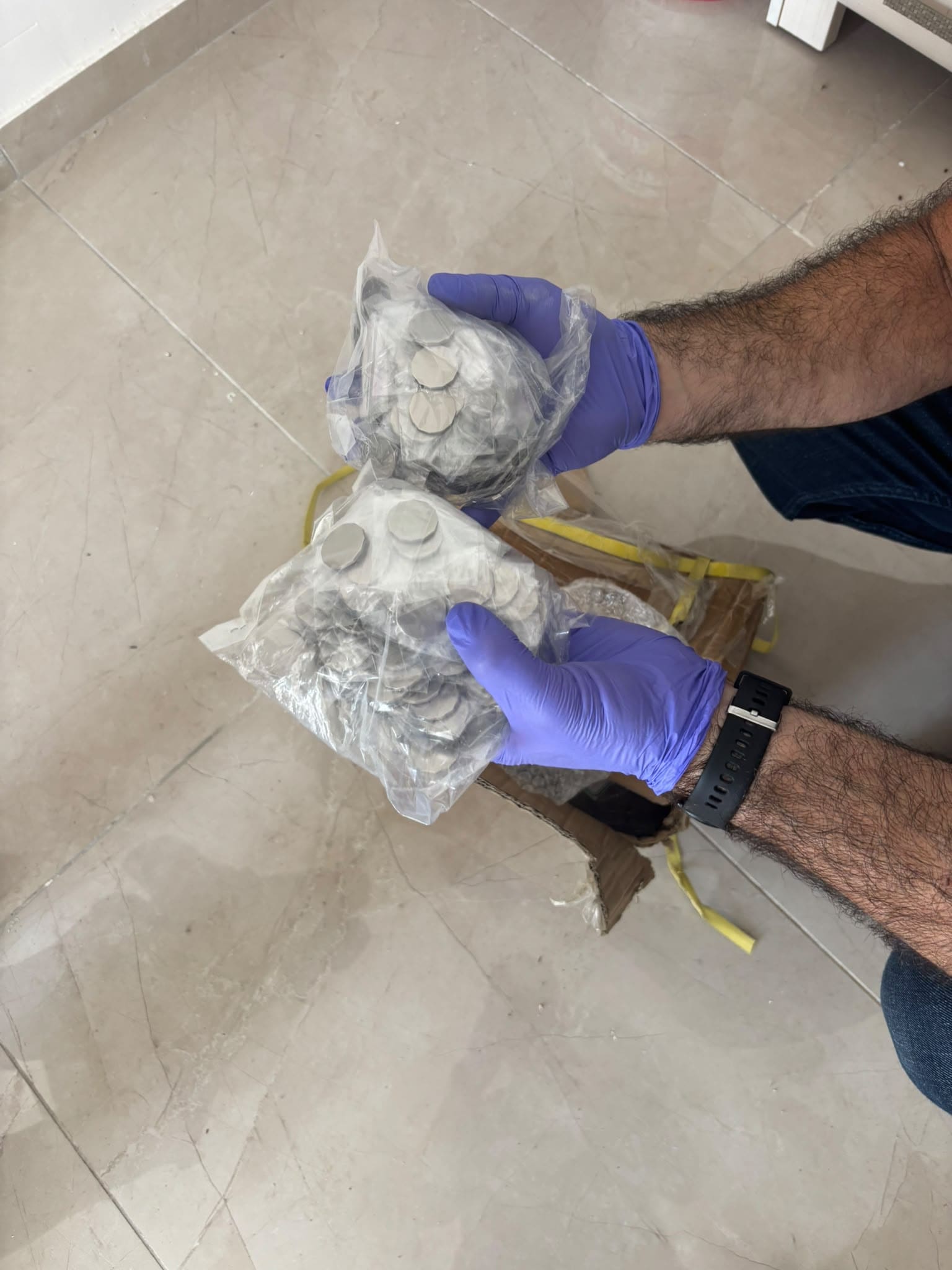 חולייה של ארגון פשיעה נחשפה בקריות – נתפסו אמל״ח, סמים ומכונת כסף מזויף 25/9/26 (צילום: דוברות המשטרה)