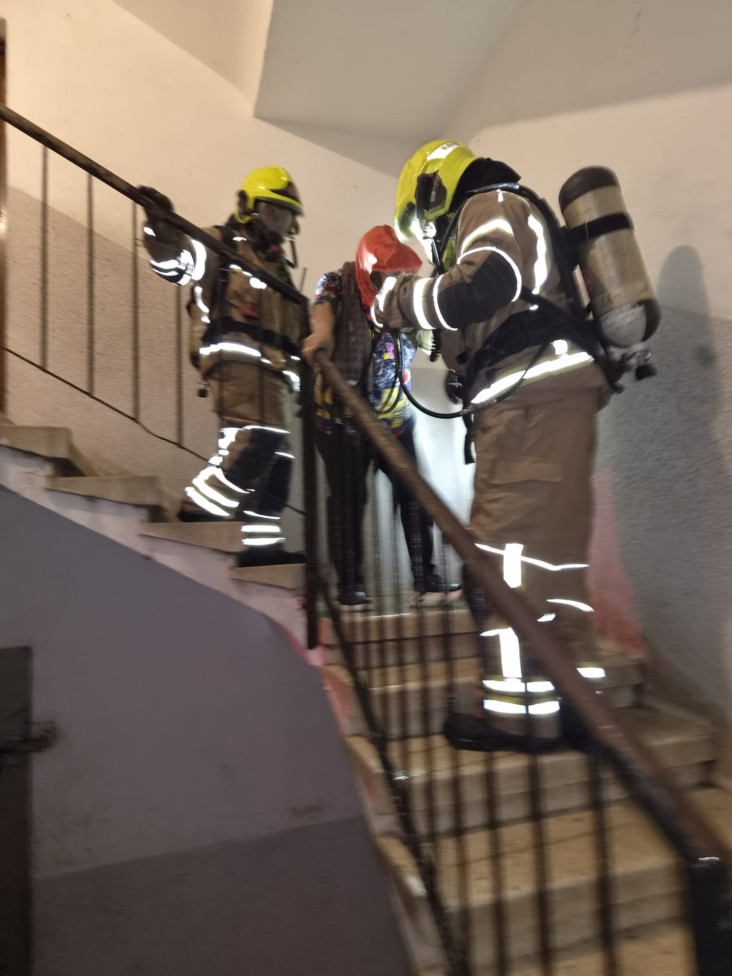 שריפה בחיפה: 6 דיירים חולצו מבניין בוער, בהם תינוק בן שנה - דוברות כבאות והצלה לישראל | מחוז חוף 26/9/26 (צילום: כבאות והצלה לישראל)